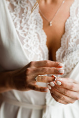 Obraz na płótnie Canvas Hands of the bride, dressing a wedding ring