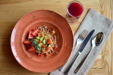 Spelt with vegetables and juice