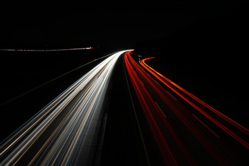 Autobahn bei Nacht.
Rück und Frontlichter