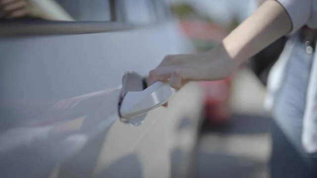 Autot&uuml;r &ouml;ffnen mit den H&auml;nden, anfassen und ber&uuml;hren der T&uuml;r - opening car door with hands 