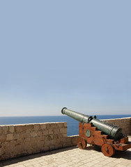 Fototapeta na wymiar Cañón de artillería sobre la muralla fortificada de Dubrovnik, Croacia