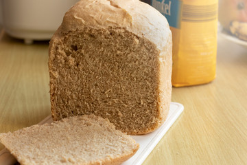 Brot angeschnitten mit einer Scheibe Brot auf Brett