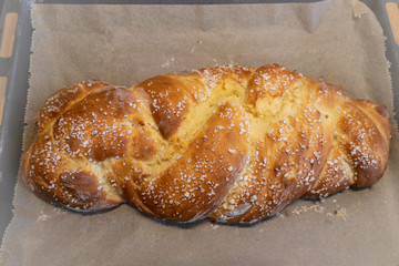 Selbst gebackener Hefezopf auf Blech mit Hagelzucker