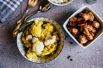 Curry de légumes avec des patates chou-fleur et pois chiche avec des dés de poulet caramélisés