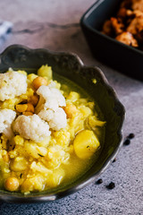 Curry de légumes avec des patates chou-fleur et pois chiche