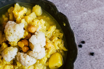 Curry de légumes avec des patates chou-fleur et pois chiche