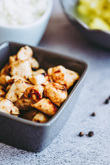 Repas avec des morceaux de poulet caramélisés dans un bol