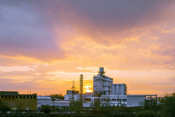Naklejka premium Heavy industry factory building on sunset background