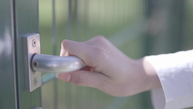 Ber&uuml;hren von T&uuml;rklinke - anfassen der Klinke - touching door