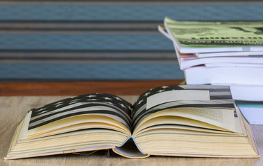 A book on a wooden table, choosing focus and blurring the background