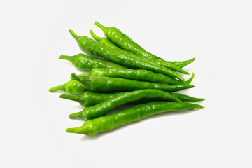 白背景の青唐辛子　コピースペースあり Green chili peppers (chile verde) on white background with copy space