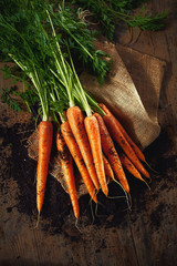 fresh carrots on wooden table,Karotten auf Holztisch mit Erde