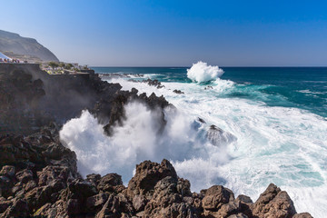 Porto Moniz. Baseny w lawie. Krajobrazy Madery. Egzotyczna i wulkaniczna portugalska wyspa. Skaliste i klifowe wybrzeże nad oceanem.  © anettastar