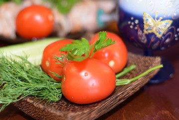 grilled pork cucumbers lettuce tomatoes bread