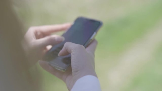 Tippen im Smartphone - typing smartphone - handy 