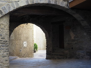 Obraz premium porche de piedra convinado con madera en el pueblo medieval de puente montañana, huesca, españa, europa