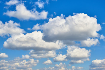 Obraz premium Background, Cumulus clouds in a bright blue sky.
