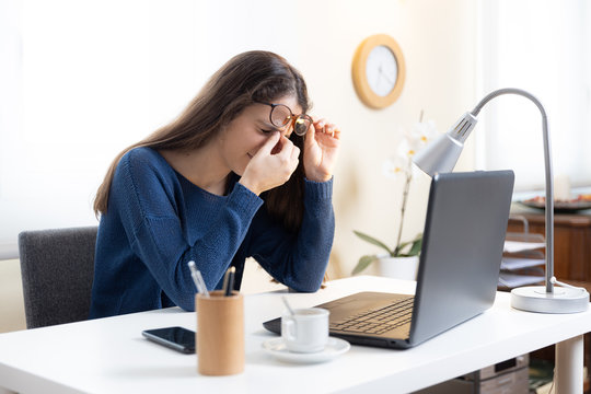 Teen girl with eyesight problems with migraine