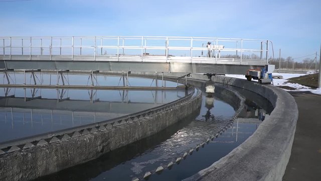The process of recirculating sediment with a solid contact donkey in a water treatment plant. Industrial water treatment, biological treatment plant