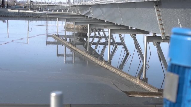 The process of recirculating sediment with a solid contact donkey in a water treatment plant. Industrial water treatment, biological treatment plant