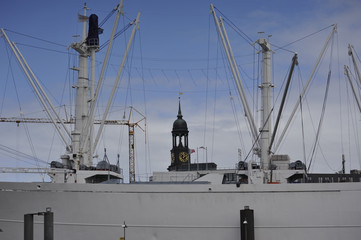Hamburger Michel durch die Masten der Kap San Diego. 