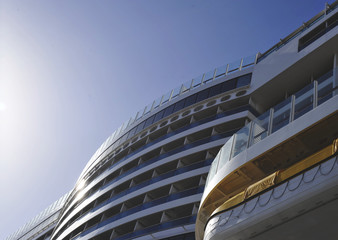 Bordwand eines Kreuzfahrtschiffes von schr&auml;g unten fotografiert