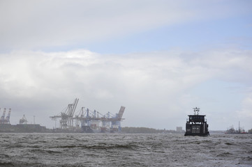 Fähre im Hamburger Hafen fährt flussabwärts.