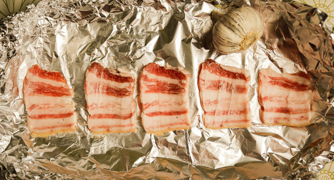 Preparation of billet, balyk with salt and pepper. Foil roasting
