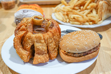 Obraz na płótnie Canvas Schweine Haxe or German Pork Hocks and hamburger on the table in the restaurant.