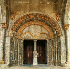 Obraz premium Puerta y tímpano de la Catedral de Santa María de Oloron-Sainte-Marie, Francia. La arquivolta más alta evoca el cielo con los 24 ancianos del apocalipsis.