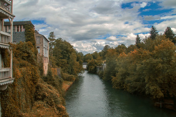Fototapeta premium Vistas desde el pont d'Ossau, puente sobre el río Ossau en Oloron-Sainte-Marie, pirineo francés.