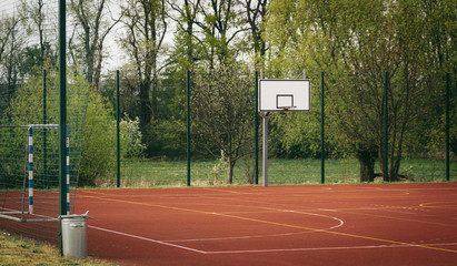 Empty outdoor school basketball court in the park - obrazy, fototapety, plakaty