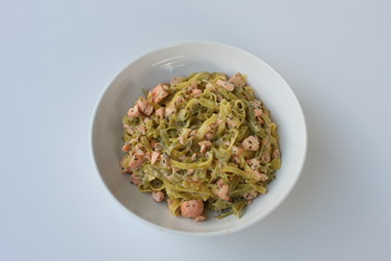 Bandnudeln mit Lachs. Fischgericht.