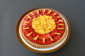 Obstkuchen. Erdbeerkuchen. Mangokuchen.