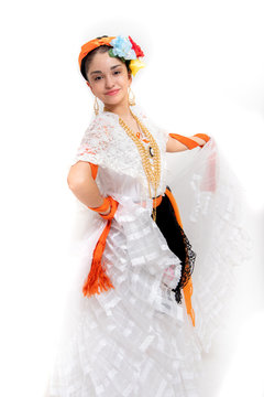 Adolecente latina, con vestido blanco, traje tipico de veracruz mexico, con rebozo naranja y abanico con flores, musica tradicional de arpa diadema de trenza con flores de colores , festival de danza