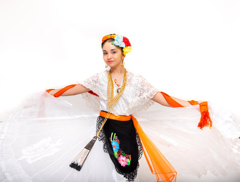Adolecente latina, con vestido blanco, traje tipico de veracruz mexico, con rebozo naranja y abanico con flores, musica tradicional de arpa diadema de trenza con flores de colores , festival de danza