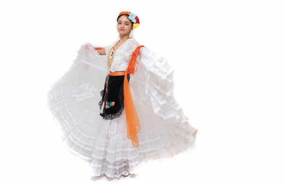 Adolecente latina, con vestido blanco, traje tipico de veracruz mexico, con rebozo naranja y abanico con flores, musica tradicional de arpa diadema de trenza con flores de colores , festival de danza