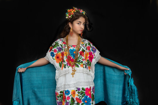adolecente mexicana latina, bailarina con traje tipico de yucatan mexico, terno bordado hecho a mano en punto de cruz, traje regional de Yucatan
