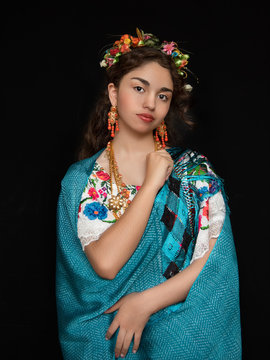 adolecente mexicana latina, bailarina con traje tipico de yucatan mexico, terno bordado hecho a mano en punto de cruz, traje regional de Yucatan
