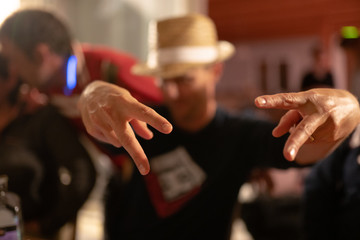 Un homme faisant des signes avec ses mains
