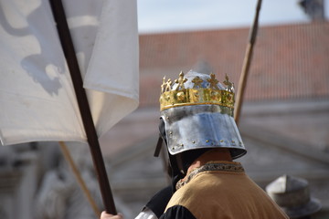 Königskostüm eines Mittelalter-Reenactments