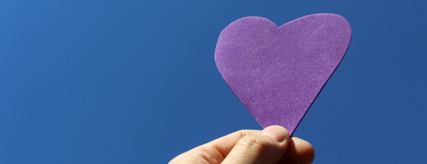 Cuore viola nel cielo azzurro - estate