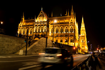 Obraz premium Night view of the illuminated building of the hungarian parliament in budapest.