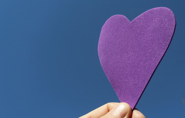 Cuore viola nel cielo azzurro - estate