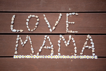 Love Mama mit Gänseblümchen Deko auf Holzboden selbstgemacht