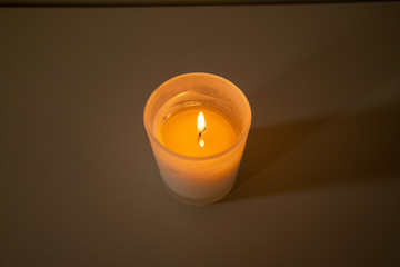velas luz en las manos esperanza