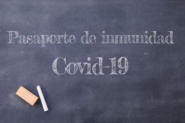 Covid-19 immunity passport written in Spanish.