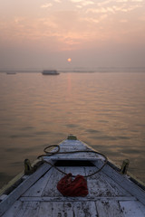 Barco en el río Ganges durante el amanecer en Varanasi.