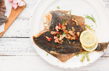 Fisch Scholle Flunder gebraten Teller Brett Tisch Top View