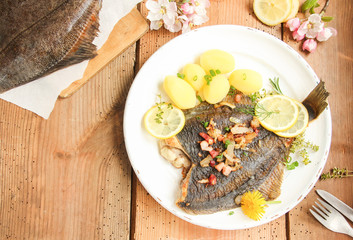 Scholle Maischolle gebraten mit Speck Zwiebeln Salzkartoffeln Kartoffeln braten Overhead Top View